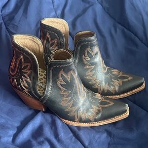 Ariat booties black with brown stitching